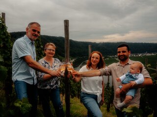 Familie Quint im Weinberg