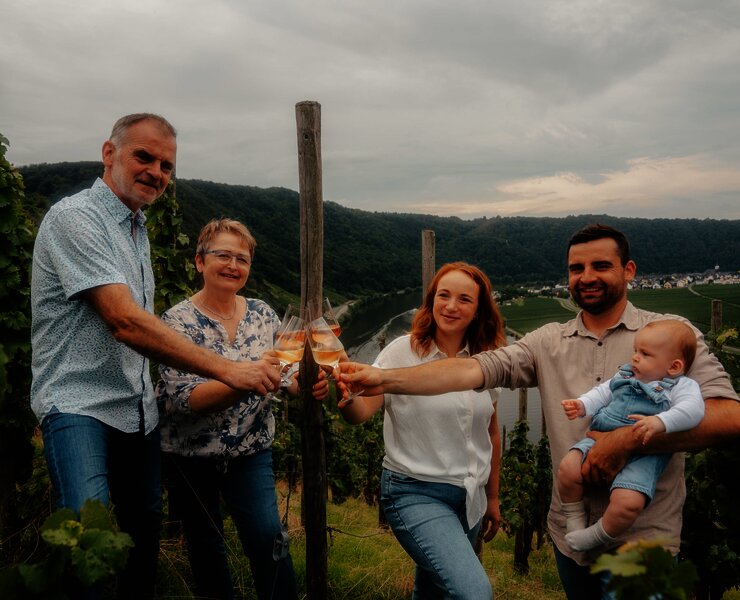 Familie Quint im Weinberg