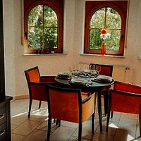 Essplatz mit Blick in den Garten