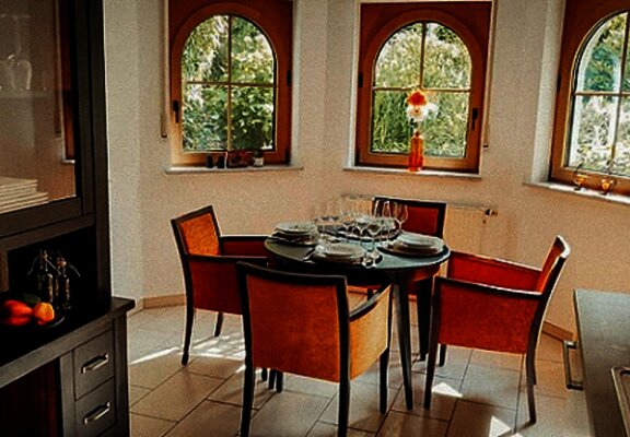 Essplatz mit Blick in den Garten