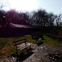 Rastmöglichkeit an der Andeler Schutzhütte