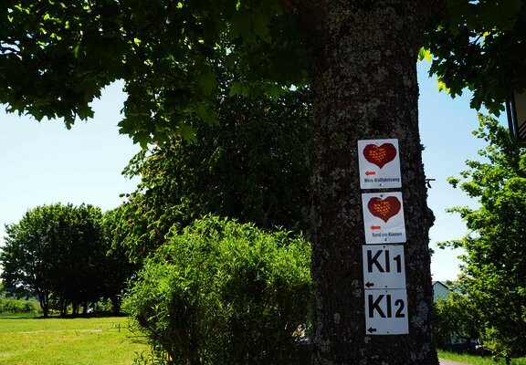 Wegbeschilderung entlang des Weges