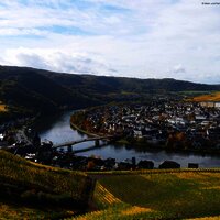 Landschaft_Herbst_Brücke_Mosel_Weinberg_Bernkastel
