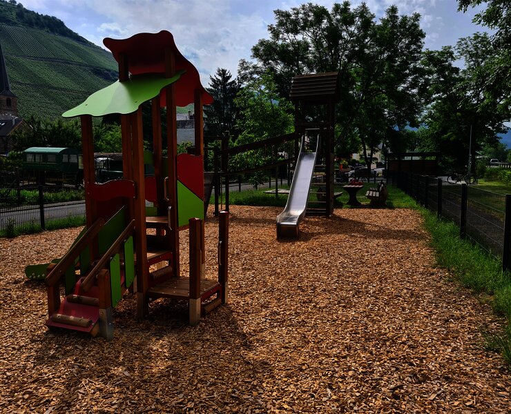 Spielplatz mit Häuschen und Rutsche