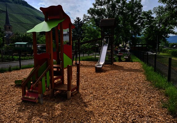 Spielplatz mit Häuschen und Rutsche