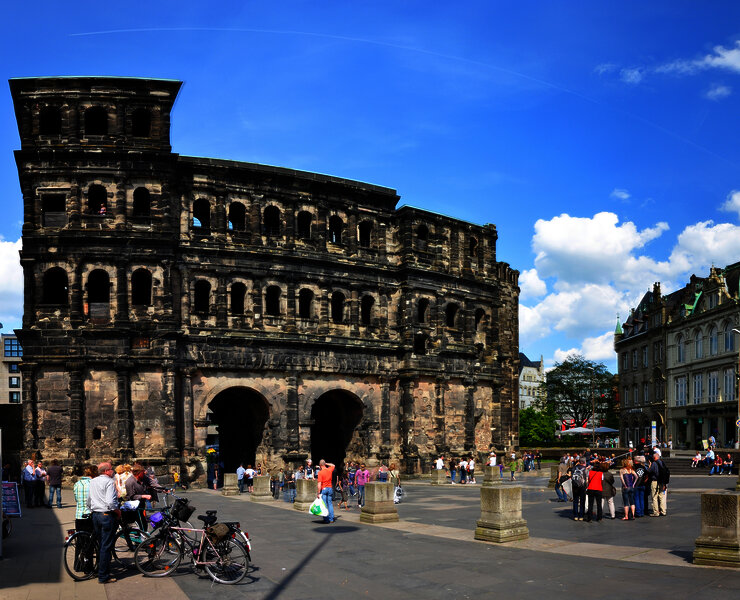 Das Bild zeigt das römische Stadttor Porta Nigra in Trier