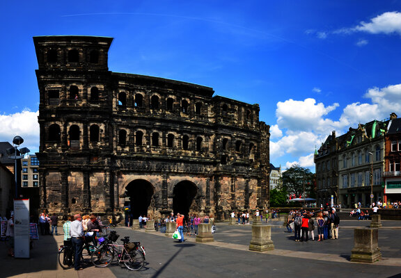 Das Bild zeigt das römische Stadttor Porta Nigra in Trier