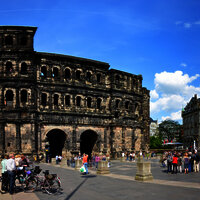 Das Bild zeigt das römische Stadttor Porta Nigra in Trier