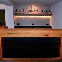 Thekenbereich in der Vinothek Birnfeld