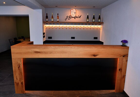 Thekenbereich in der Vinothek Birnfeld