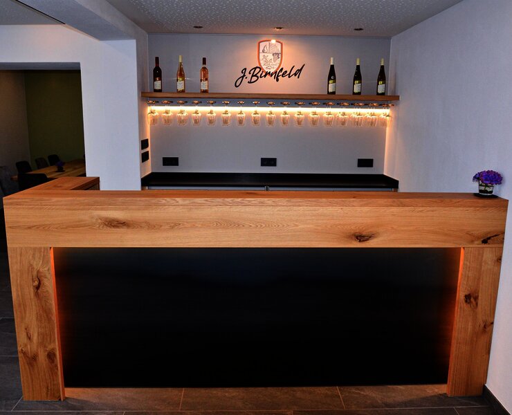 Thekenbereich in der Vinothek Birnfeld
