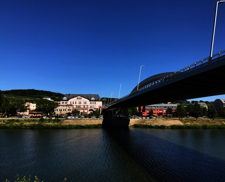 Blick auf das luxemburgische Moselufer in Grevenmacher
