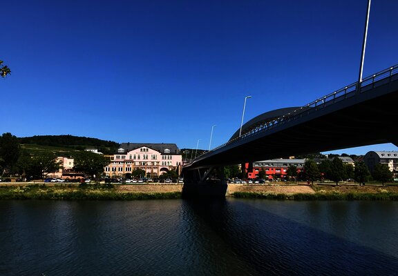 Blick auf das luxemburgische Moselufer in Grevenmacher