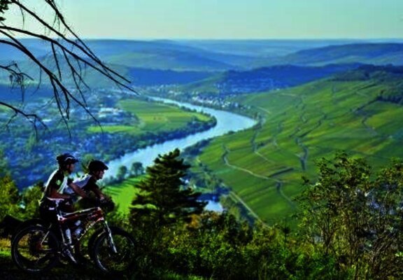 Mountainbiken mit Moselpanorama: Blick auf Bernkastel-Kues