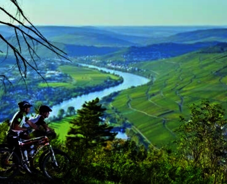 Mountainbiken mit Moselpanorama: Blick auf Bernkastel-Kues