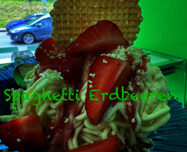 Spaghetti Eis mit Erbeeren