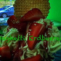 Spaghetti Eis mit Erbeeren