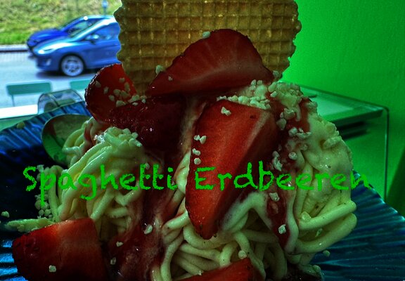 Spaghetti Eis mit Erbeeren