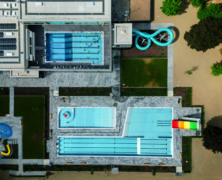 Das Foto zeigt die Gesamtanlage des Vitteliusbad Wittlich, mit Hallenbad, Freibad, Rutschen, Liegewiesen und Kinderbereich.