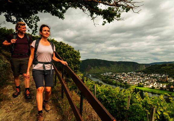 Ausblick vom Moselsteig am Schlossberg auf die Mosel und Kobern