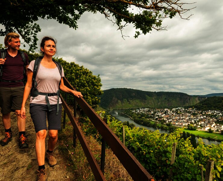 Ausblick vom Moselsteig am Schlossberg auf die Mosel und Kobern