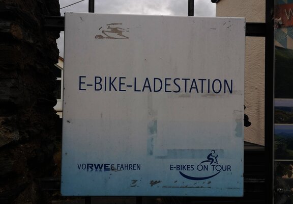 Schild an Gitter vor Villa Romana