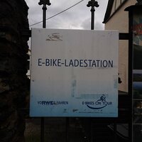 Schild an Gitter vor Villa Romana