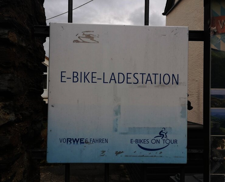 Schild an Gitter vor Villa Romana