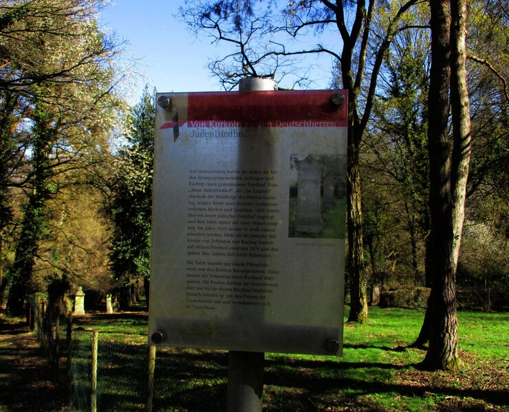Info-Schild am neuen Jüdischen Friedhof