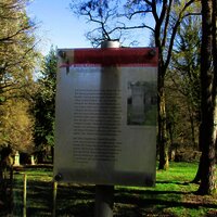 Info-Schild am neuen Jüdischen Friedhof