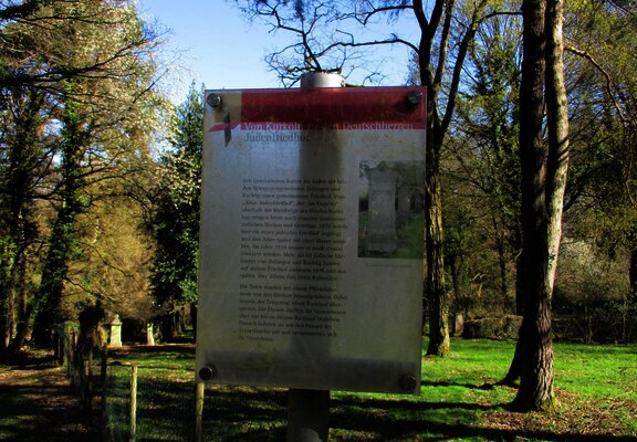 Info-Schild am neuen Jüdischen Friedhof