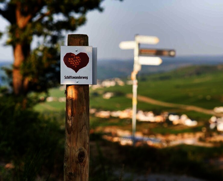 Weglogo entlang der Strecke