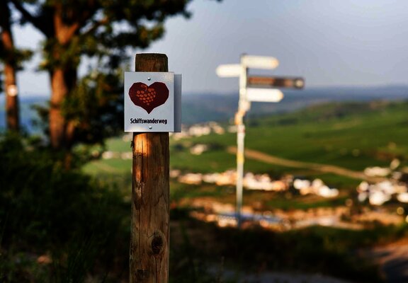 Weglogo entlang der Strecke