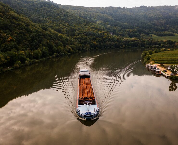 Schiff auf der Mosel zwischen Mehring und Detzem