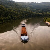 Schiff auf der Mosel zwischen Mehring und Detzem