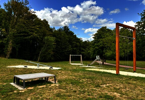 Schaukel, Wippe und Rutsche im Kurpark