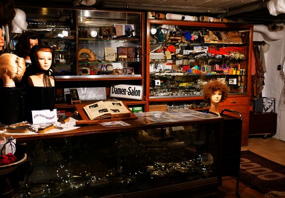 Frisierpuppen und Vitrine im Mini-Friseur-Museum