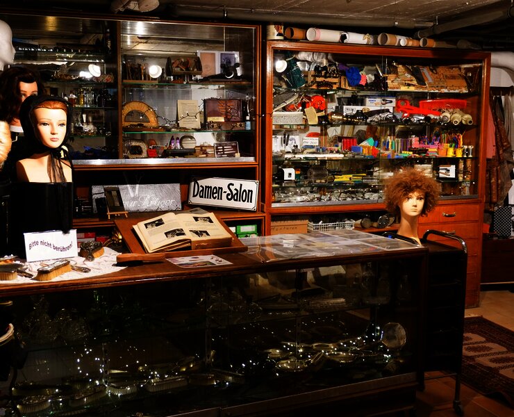 Frisierpuppen und Vitrine im Mini-Friseur-Museum