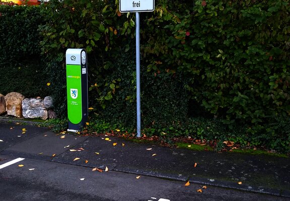 Ladestation mit Schild