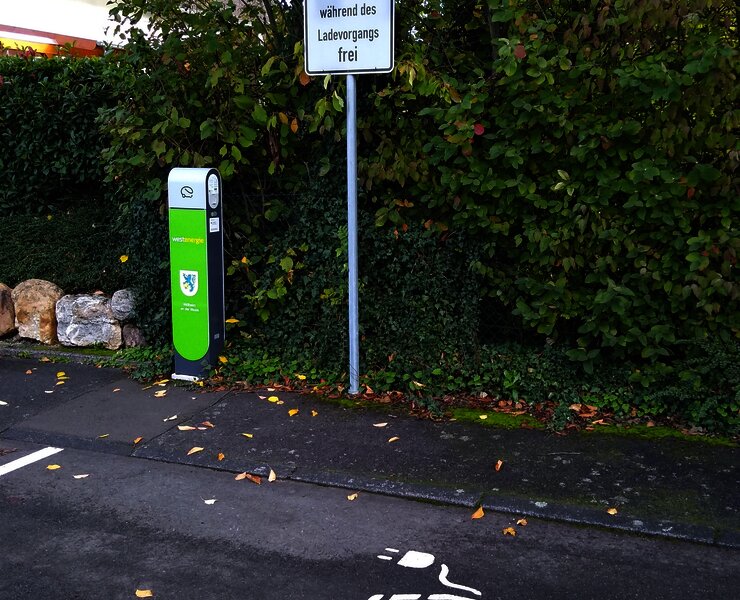 Ladestation mit Schild