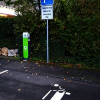 Ladestation mit Schild