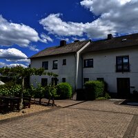 Der Hof des Weingutes mit der Sitzecke