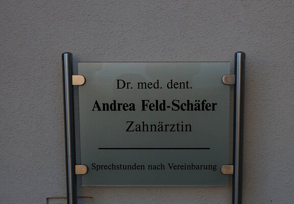 Zahnarztpraxis Dr. med. A. Feld Schild
