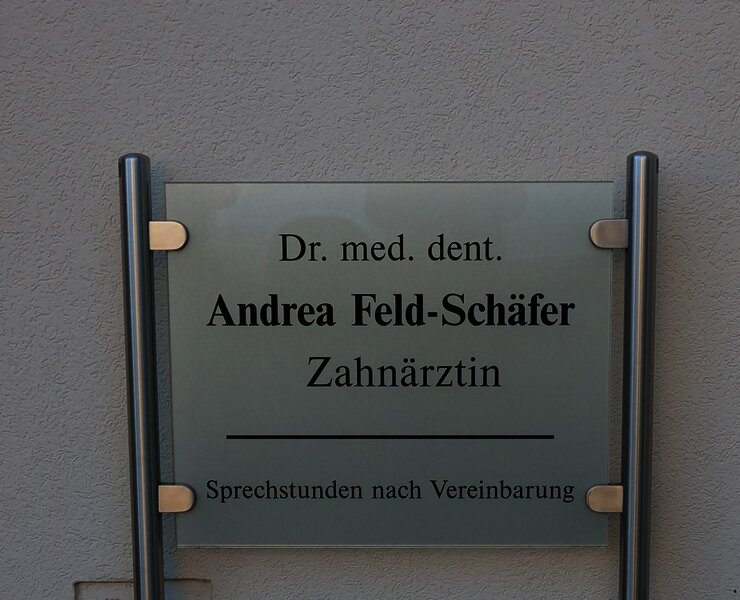 Zahnarztpraxis Dr. med. A. Feld Schild