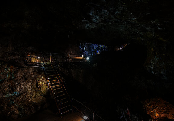 Das Foto zeigt einen Stollen des Besucherbergwerks Fischbach.