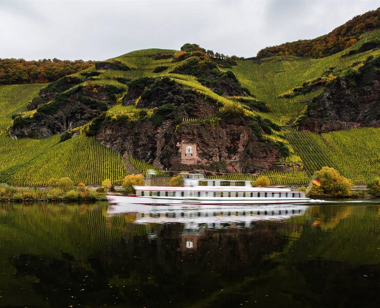Ausflugsschiff vor Sonnenuhr in Ürzig