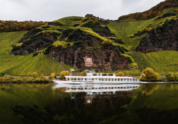 Ausflugsschiff vor Sonnenuhr in Ürzig