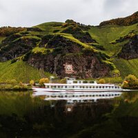 Ausflugsschiff vor Sonnenuhr in Ürzig
