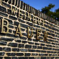 Schriftzug des Weinguts Bauer