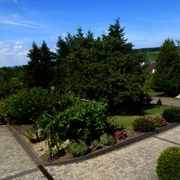 Aussicht von Wohnung Cuvee`in die Sitzecke im Hof